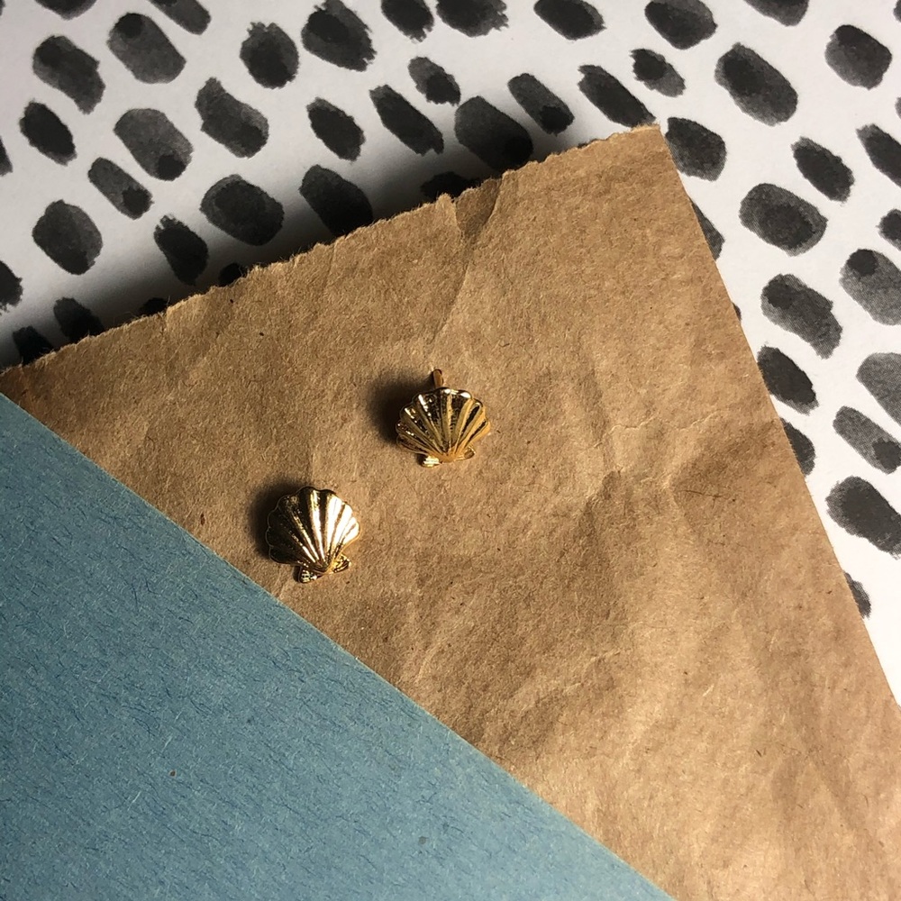 Cute Petite Gild Seashell Earrings